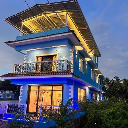 Dibs On Blue Morjim Hostel Exterior photo